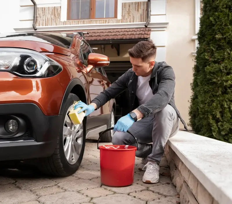 Lavage auto à domicile La Rochefoucauld-en-Angoumois : professionnel intervenant sur un véhicule
